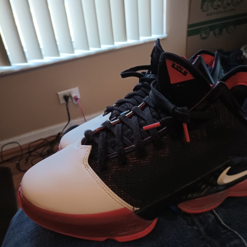 🔥Super Fire Hot LeBron 19 Low Classic Basketball Shoe 9.5 - Picture 8 of 8